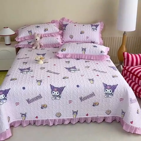 91家纺网 家纺一手货源 找家纺 2025新款全棉印花三丽鸥系列花边款夹棉床盖 甜甜库洛米