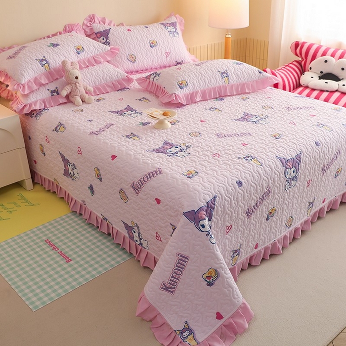 91家纺网 家纺一手货源 找家纺 2025新款全棉印花三丽鸥系列花边款夹棉床盖 甜甜库洛米