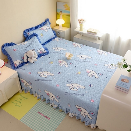 91家纺网 家纺一手货源 找家纺 2025新款全棉印花三丽鸥系列花边款全棉夹棉榻榻米大炕盖 甜品玉桂狗