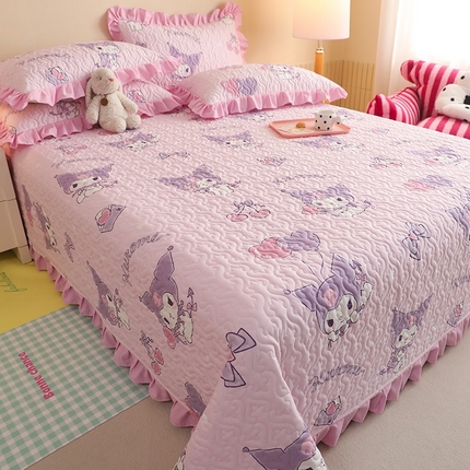 91家纺网 家纺一手货源 找家纺 2025新款全棉印花三丽鸥系列花边款夹棉床盖 气球库洛米