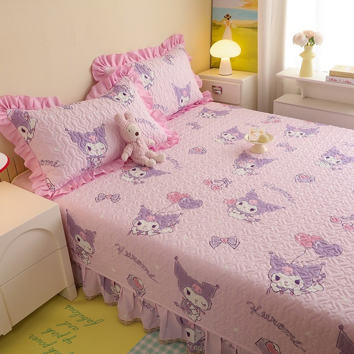 91家纺网 家纺一手货源 找家纺 2025新款全棉印花三丽鸥系列花边款全棉夹棉榻榻米大炕盖 气球库洛米