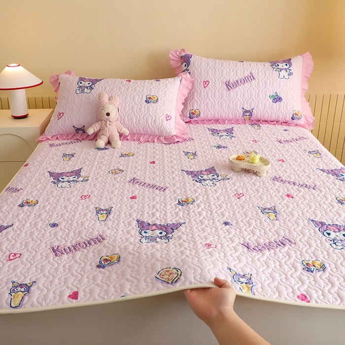 91家纺网 家纺一手货源 找家纺 2025新款全棉印花三丽鸥系列夹棉床垫床护垫 甜甜库洛米