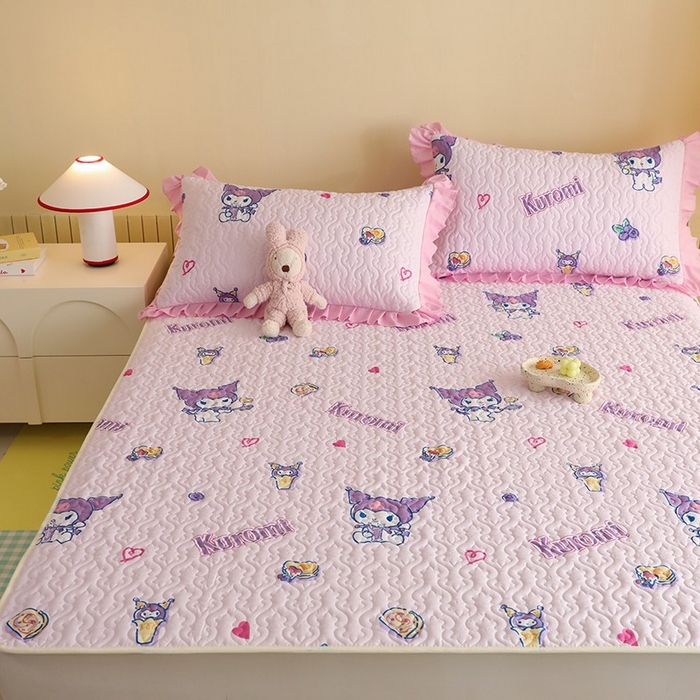 91家纺网 家纺一手货源 找家纺 2025新款全棉印花三丽鸥系列夹棉床垫床护垫 甜甜库洛米