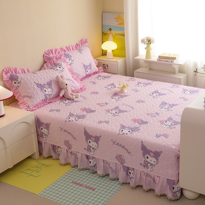 91家纺网 家纺一手货源 找家纺 2025新款全棉印花三丽鸥系列花边款全棉夹棉榻榻米大炕盖 气球库洛米