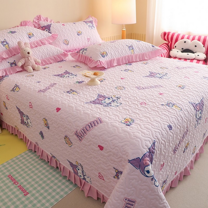 91家纺网 家纺一手货源 找家纺 2025新款全棉印花三丽鸥系列花边款夹棉床盖 甜甜库洛米