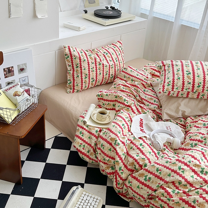 91家纺网 家纺一手货源 找家纺 尺素2025年韩国ins风系列五 草莓兔兔卡其