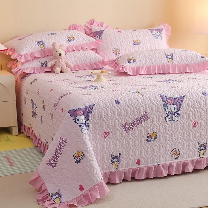 91家纺网 家纺一手货源 找家纺 2025新款全棉印花三丽鸥系列花边款夹棉床盖 甜甜库洛米