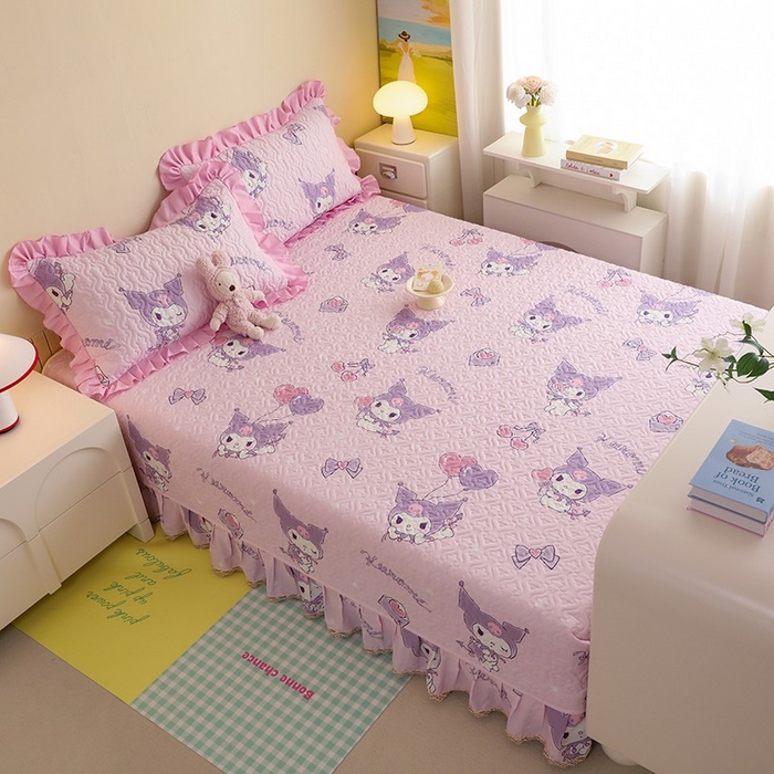 91家纺网 家纺一手货源 找家纺 2025新款全棉印花三丽鸥系列花边款全棉夹棉榻榻米大炕盖 气球库洛米