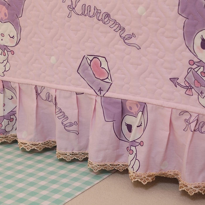 91家纺网 家纺一手货源 找家纺 2025新款全棉印花三丽鸥系列花边款全棉夹棉榻榻米大炕盖 气球库洛米