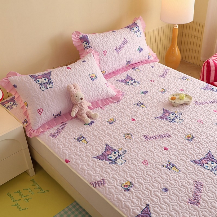 91家纺网 家纺一手货源 找家纺 2025新款全棉印花三丽鸥系列夹棉床垫床护垫 甜甜库洛米