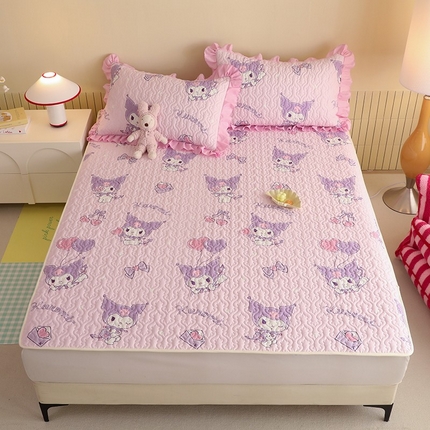 91家纺网 家纺一手货源 找家纺 2025新款全棉印花三丽鸥系列夹棉床垫床护垫 气球库洛米