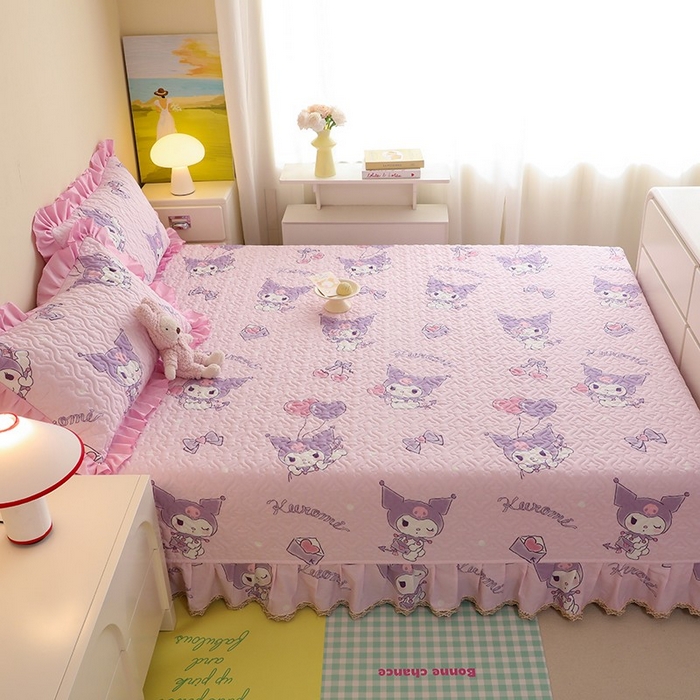 91家纺网 家纺一手货源 找家纺 2025新款全棉印花三丽鸥系列花边款全棉夹棉榻榻米大炕盖 气球库洛米