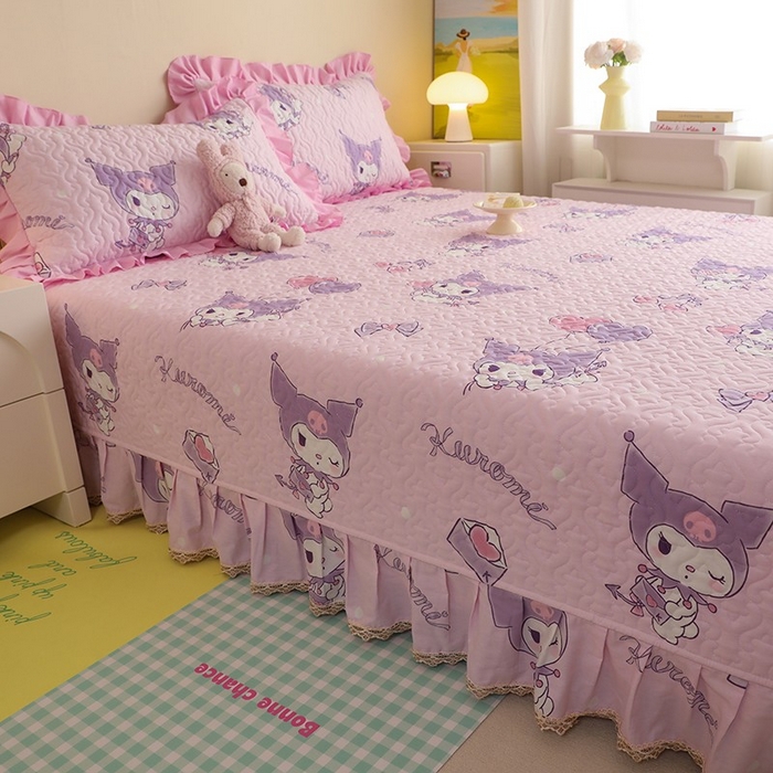 91家纺网 家纺一手货源 找家纺 2025新款全棉印花三丽鸥系列花边款全棉夹棉榻榻米大炕盖 气球库洛米