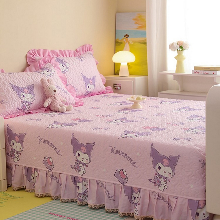 91家纺网 家纺一手货源 找家纺 2025新款全棉印花三丽鸥系列花边款全棉夹棉榻榻米大炕盖 气球库洛米