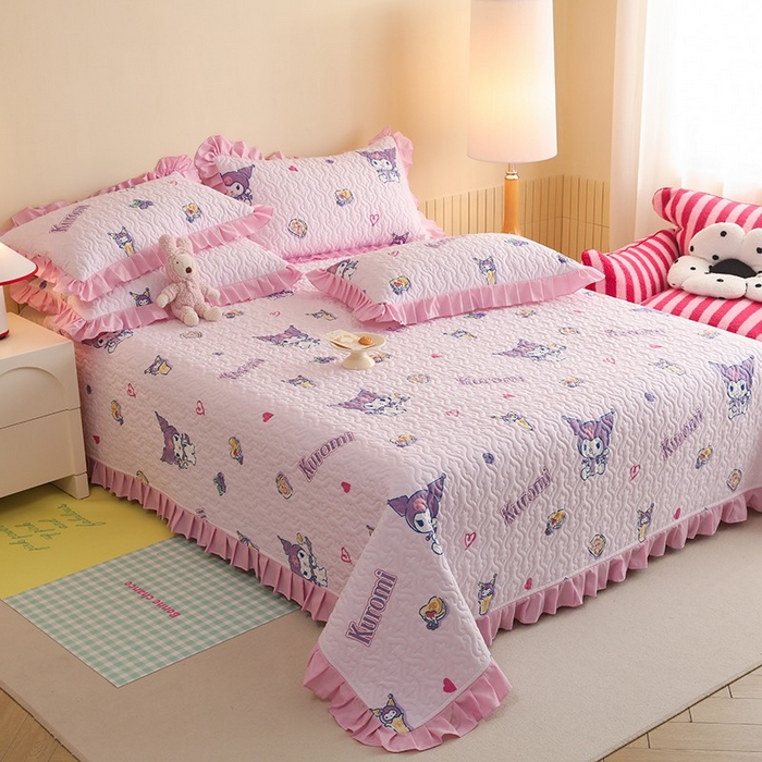 91家纺网 家纺一手货源 找家纺 2025新款全棉印花三丽鸥系列花边款夹棉床盖 甜甜库洛米