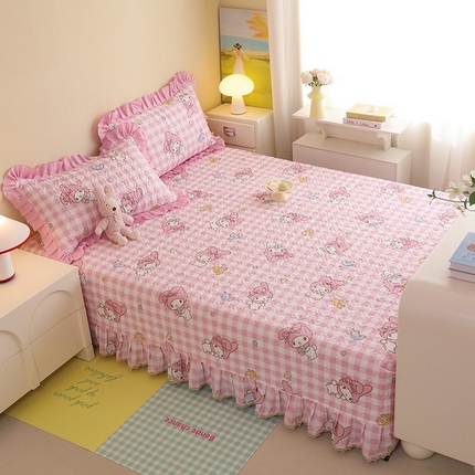 91家纺网 家纺一手货源 找家纺 2025新款全棉印花三丽鸥系列花边款全棉夹棉榻榻米大炕盖 粉格美乐蒂