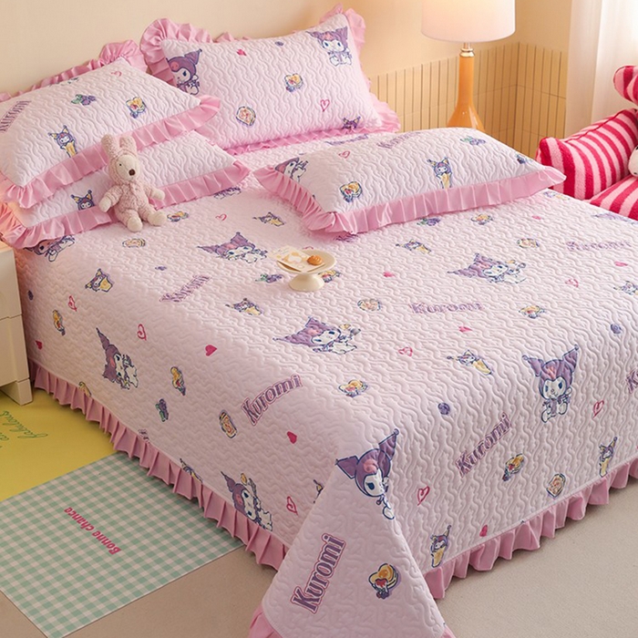 91家纺网 家纺一手货源 找家纺 2025新款全棉印花三丽鸥系列花边款夹棉床盖 甜甜库洛米