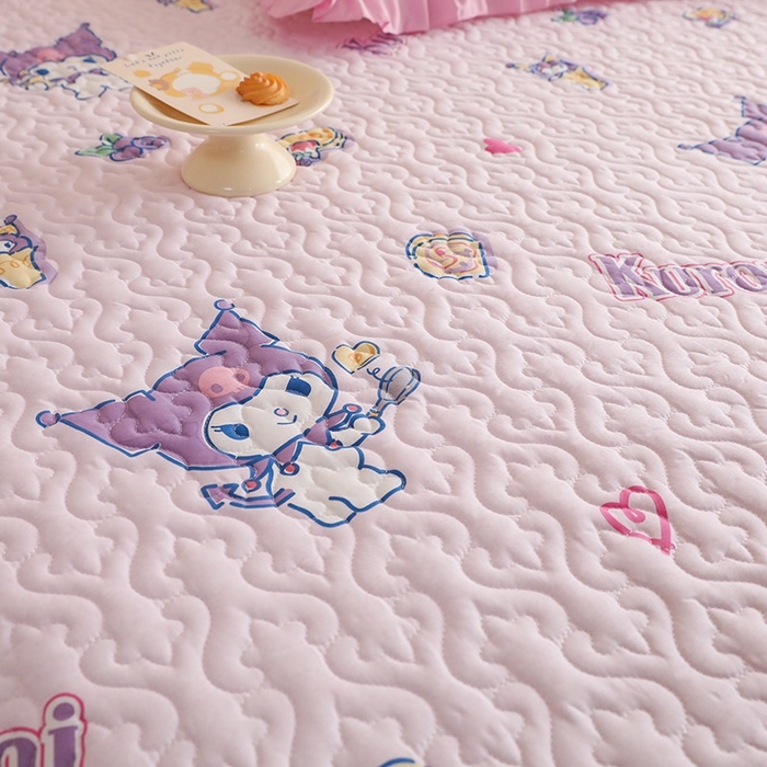 91家纺网 家纺一手货源 找家纺 2025新款全棉印花三丽鸥系列花边款夹棉床盖 甜甜库洛米