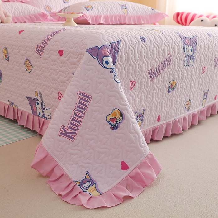 91家纺网 家纺一手货源 找家纺 2025新款全棉印花三丽鸥系列花边款夹棉床盖 甜甜库洛米