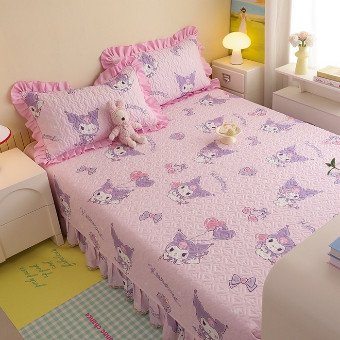 91家纺网 家纺一手货源 找家纺 2025新款全棉印花三丽鸥系列花边款全棉夹棉榻榻米大炕盖 气球库洛米