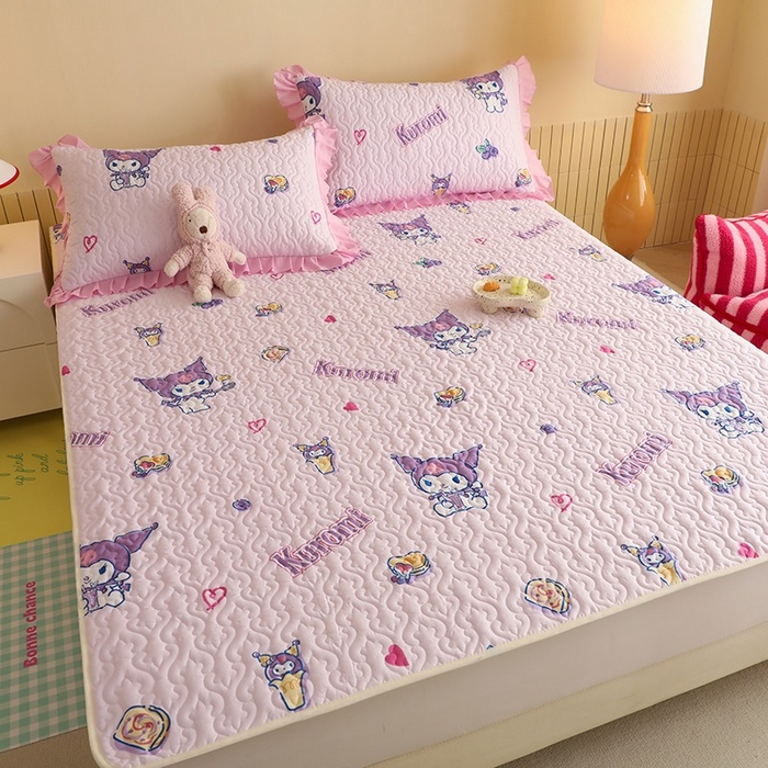 91家纺网 家纺一手货源 找家纺 2025新款全棉印花三丽鸥系列夹棉床垫床护垫 甜甜库洛米