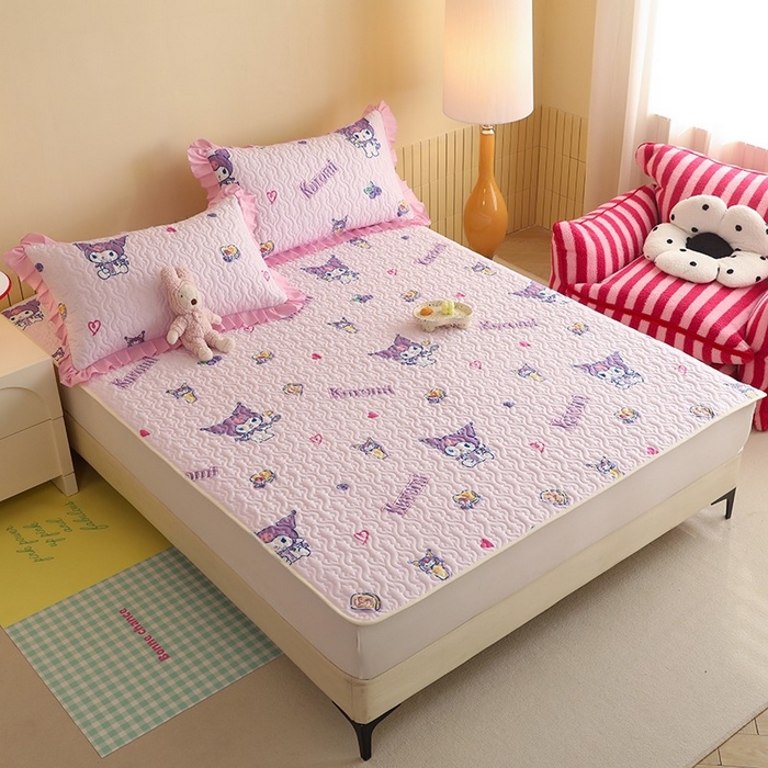 91家纺网 家纺一手货源 找家纺 2025新款全棉印花三丽鸥系列夹棉床垫床护垫 甜甜库洛米