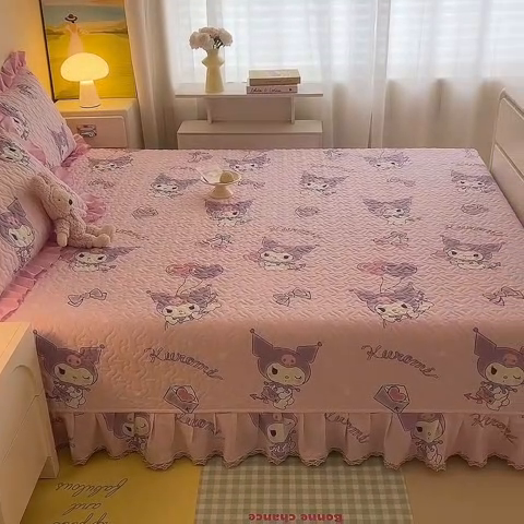 91家纺网 家纺一手货源 找家纺 2025新款全棉印花三丽鸥系列花边款全棉夹棉榻榻米大炕盖 气球库洛米