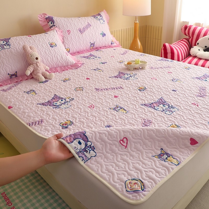 91家纺网 家纺一手货源 找家纺 2025新款全棉印花三丽鸥系列夹棉床垫床护垫 甜甜库洛米