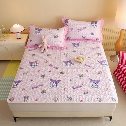 91家纺网 家纺一手货源 找家纺 2025新款全棉印花三丽鸥系列夹棉床垫床护垫 甜甜库洛米