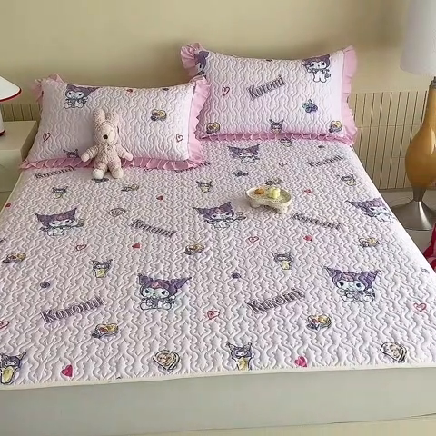 91家纺网 家纺一手货源 找家纺 2025新款全棉印花三丽鸥系列夹棉床垫床护垫 甜甜库洛米