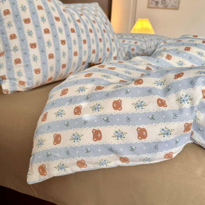 91家纺网 家纺一手货源 找家纺 呗旺鹿 2025新款A类母婴级全棉有氧双层纱印花四件套 条纹小熊