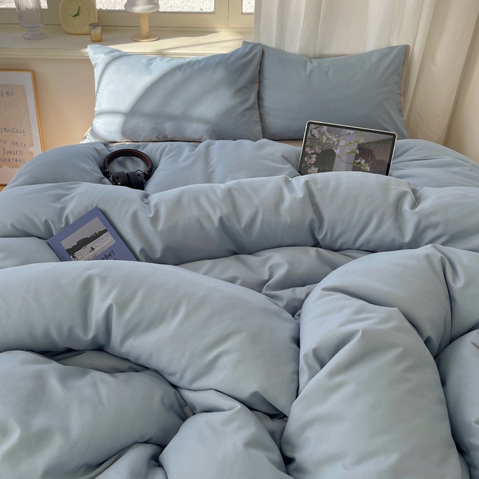 91家纺网 家纺一手货源 找家纺 芷凡家纺 2025新款亲肤棉纯色双拼四件套 浅蓝灰+灰驼