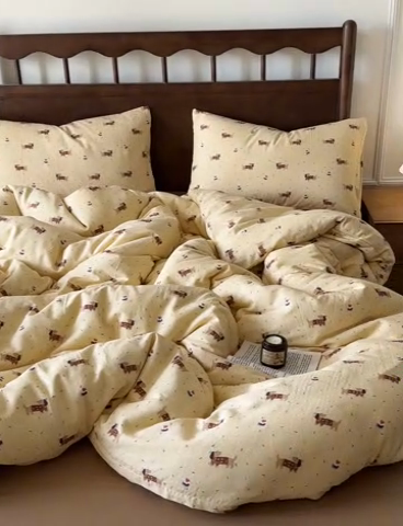 91家纺网 家纺一手货源 找家纺 呗旺鹿 2025新款A类母婴级全棉有氧双层纱印花四件套 蛋糕小狗