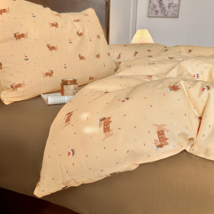 91家纺网 家纺一手货源 找家纺 呗旺鹿 2025新款A类母婴级全棉有氧双层纱印花四件套 蛋糕小狗