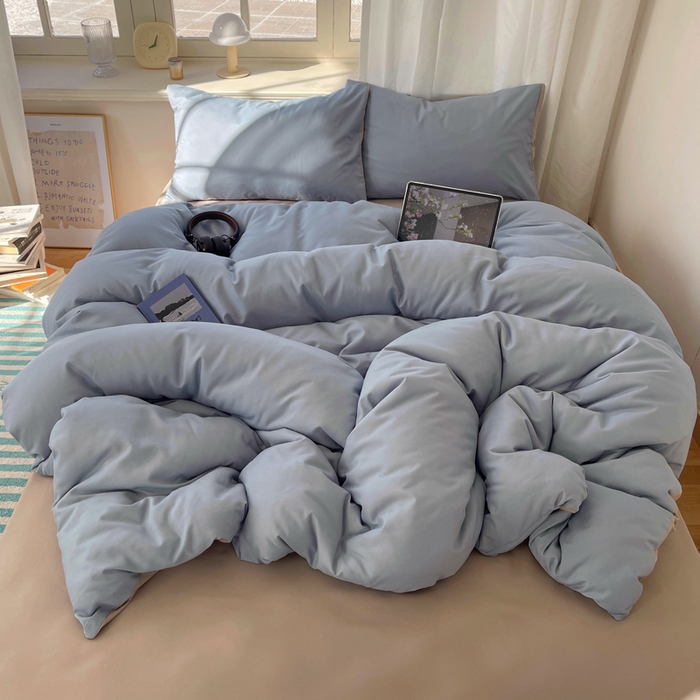 91家纺网 家纺一手货源 找家纺 芷凡家纺 2025新款亲肤棉纯色双拼四件套 浅蓝灰+灰驼