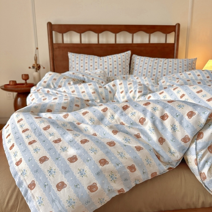 91家纺网 家纺一手货源 找家纺 呗旺鹿 2025新款A类母婴级全棉有氧双层纱印花四件套 条纹小熊