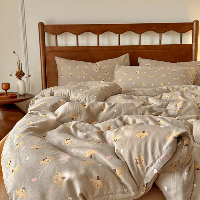 91家纺网 家纺一手货源 找家纺 呗旺鹿 2025新款A类母婴级全棉有氧双层纱印花四件套 帽子熊