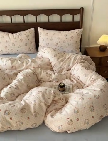 91家纺网 家纺一手货源 找家纺 呗旺鹿 2025新款A类母婴级全棉有氧双层纱印花四件套 草莓咪咪