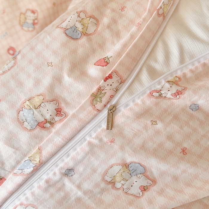 91家纺网 家纺一手货源 找家纺 呗旺鹿 2025新款A类母婴级全棉有氧双层纱印花四件套 草莓咪咪