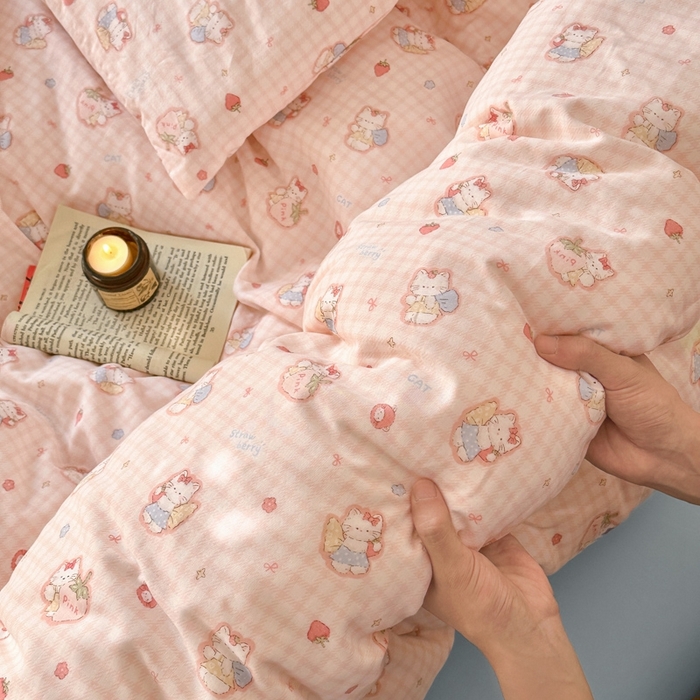 91家纺网 家纺一手货源 找家纺 呗旺鹿 2025新款A类母婴级全棉有氧双层纱印花四件套 草莓咪咪