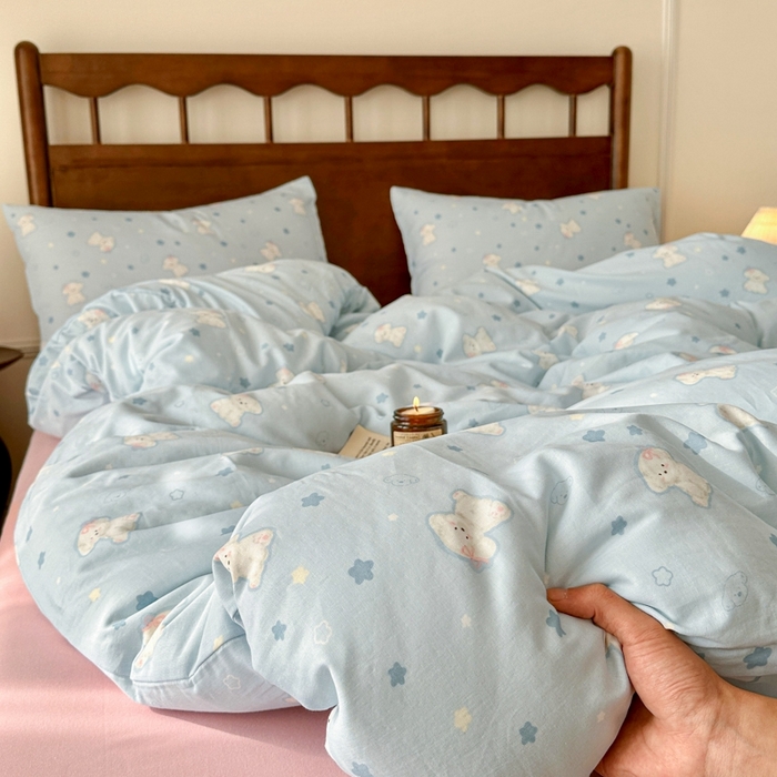 91家纺网 家纺一手货源 找家纺 呗旺鹿 2025新款A类母婴级全棉有氧双层纱印花四件套 星星狗蓝