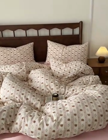 91家纺网 家纺一手货源 找家纺 呗旺鹿 2025新款A类母婴级全棉有氧双层纱印花四件套 条纹小熊粉