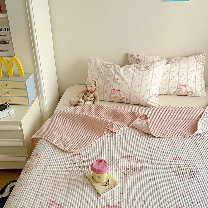 91家纺网 家纺一手货源 找家纺 希诺家居 2025新款全棉卡通小清新床盖三件套 床盖-粉兔酱