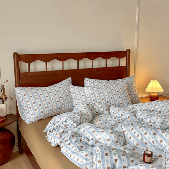 91家纺网 家纺一手货源 找家纺 呗旺鹿 2025新款A类母婴级全棉有氧双层纱印花四件套 条纹小熊