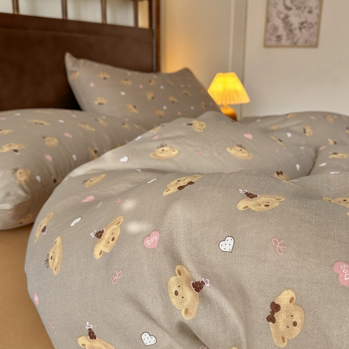 91家纺网 家纺一手货源 找家纺 呗旺鹿 2025新款A类母婴级全棉有氧双层纱印花四件套 帽子熊