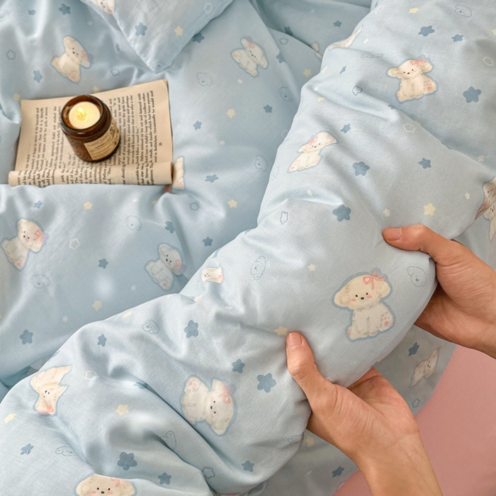 91家纺网 家纺一手货源 找家纺 呗旺鹿 2025新款A类母婴级全棉有氧双层纱印花四件套 星星狗蓝