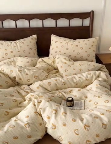 91家纺网 家纺一手货源 找家纺 呗旺鹿 2025新款A类母婴级全棉有氧双层纱印花四件套 夹心小熊