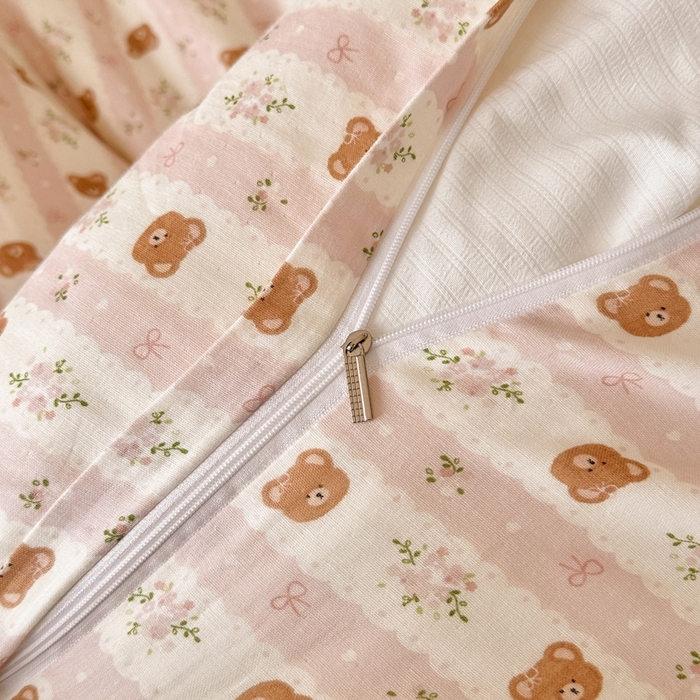 91家纺网 家纺一手货源 找家纺 呗旺鹿 2025新款A类母婴级全棉有氧双层纱印花四件套 条纹小熊粉