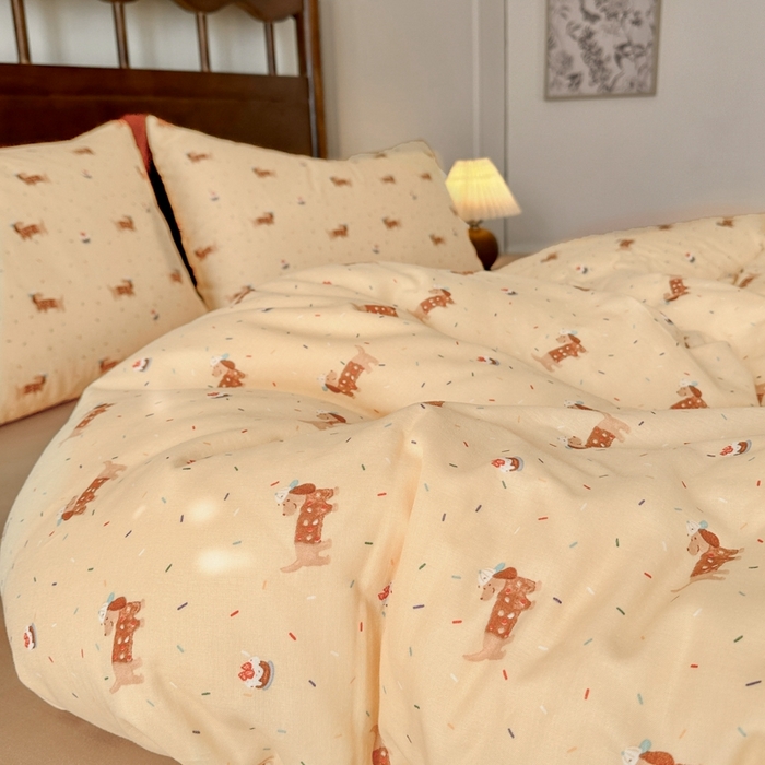 91家纺网 家纺一手货源 找家纺 呗旺鹿 2025新款A类母婴级全棉有氧双层纱印花四件套 蛋糕小狗