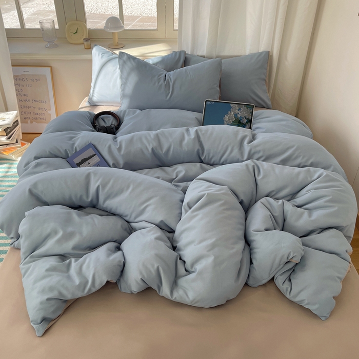 91家纺网 家纺一手货源 找家纺 芷凡家纺 2025新款亲肤棉纯色双拼四件套 浅蓝灰+灰驼